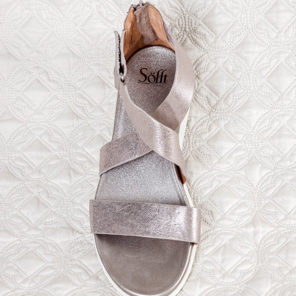 NWOT Sofft metallic leather sandals - sz 10